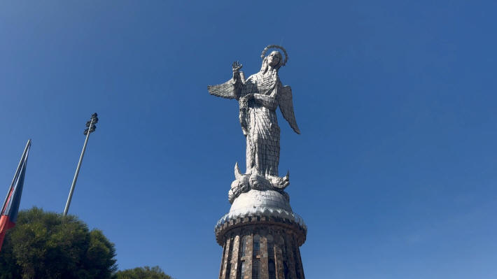 Quito La Virgen de Quito