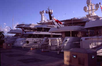 Jachten im Hafen von Gustavia